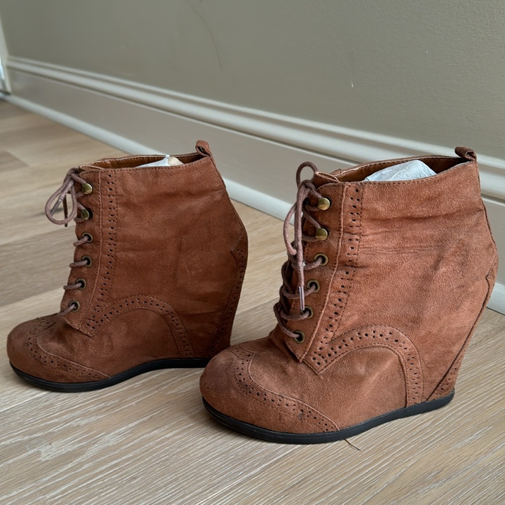 Mossimo Warm Tan (Chestnut Brown) Suede Wedge Lace-up Platform Bootie, Size 6